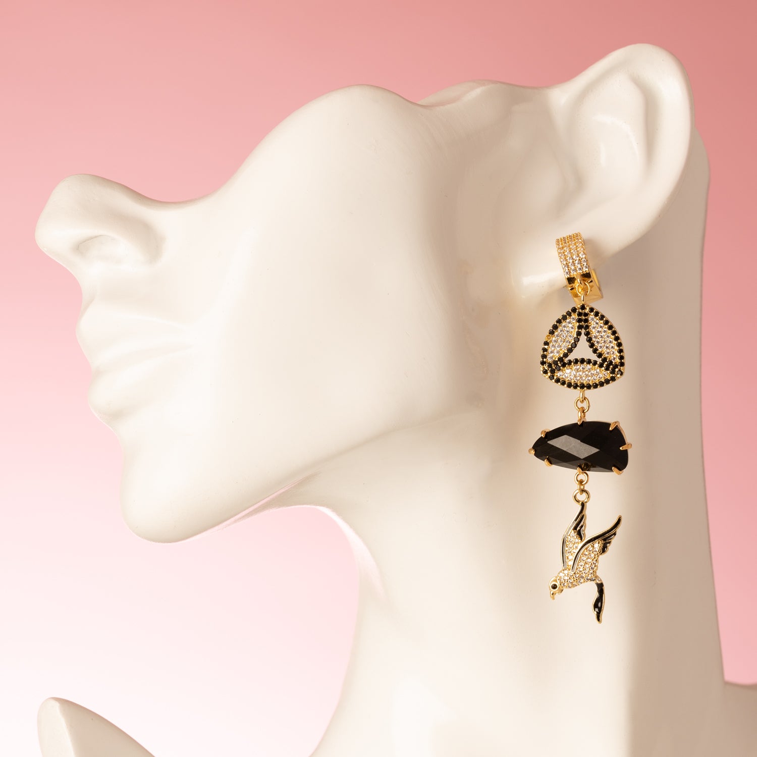 Deze handgemaakte asymmetrische statement oorbellen combineren diepe zwarte zirkonia, fonkelend kristalglas en twee verfijnde accenten: een zirkonia hart en een sierlijke vogel. Het spel tussen licht en donker, lengte en asymmetrie, maakt dit ontwerp heerlijk opvallend zonder zijn elegantie te verliezen.
Voor de vrouw die haar eigen pad volgt, die graag gezien mag worden en zich met trots onderscheidt — met een vleugje fluweelzachte luxe in elke beweging.