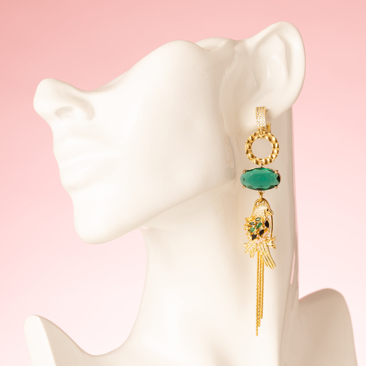 Breng de tropische vibes tot leven met deze asymmetrische statement oorbellen. Een kleurrijke papegaai met sprankelende groene stenen siert de ene kant, terwijl een sierlijk palmblad de andere kant compleet maakt. Groot, opvallend en speels – perfect voor een exotische en gedurfde uitstraling.