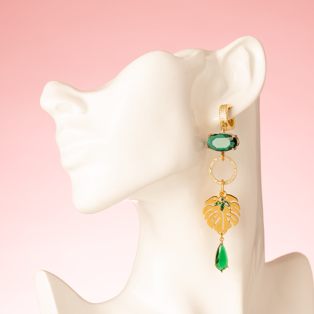 Breng de tropische vibes tot leven met deze asymmetrische statement oorbellen. Een kleurrijke papegaai met sprankelende groene stenen siert de ene kant, terwijl een sierlijk palmblad de andere kant compleet maakt. Groot, opvallend en speels – perfect voor een exotische en gedurfde uitstraling.
