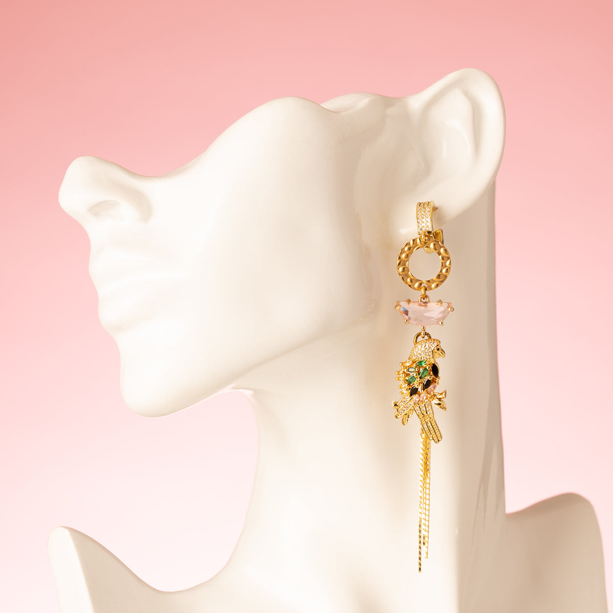 Voeg een vleugje fun & flair toe aan je look met deze asymmetrische statement oorbellen. Een speelse papegaai met sprankelende roze stenen siert de ene kant, terwijl een sierlijk palmblad de andere kant compleet maakt. Lief, vrolijk en tropisch – perfect voor een frisse en opvallende uitstraling! 