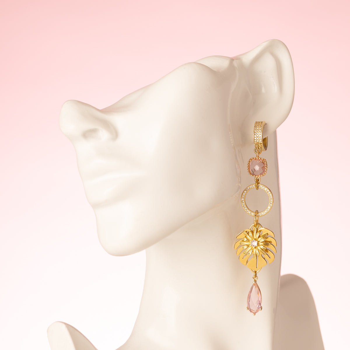 Voeg een vleugje fun & flair toe aan je look met deze asymmetrische statement oorbellen. Een speelse papegaai met sprankelende roze stenen siert de ene kant, terwijl een sierlijk palmblad de andere kant compleet maakt. Lief, vrolijk en tropisch – perfect voor een frisse en opvallende uitstraling! 