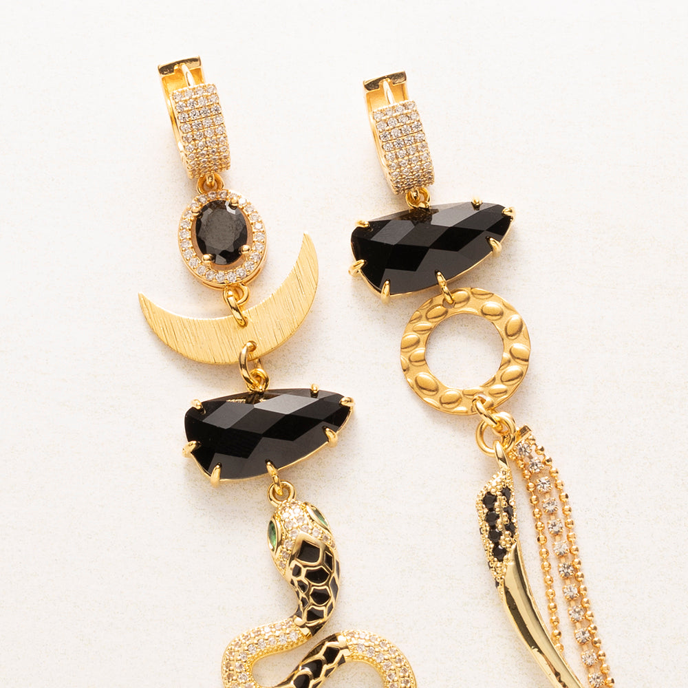 Asymmetrische statement oorbellen Midnight Temptation, zwart en goudkleurig met slang en hoorn