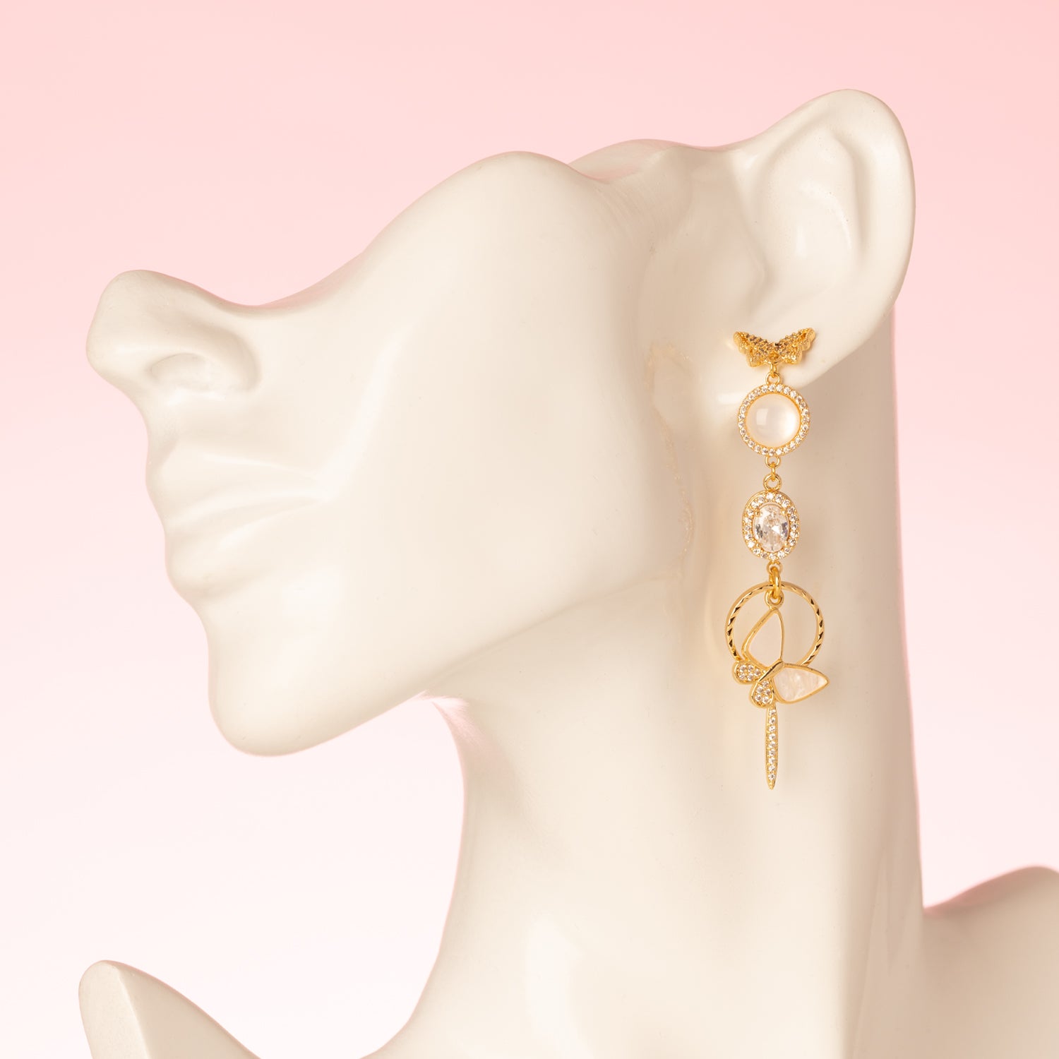 Laat je betoveren door Delicate Wings – een paar asymmetrische statement oorbellen waarin elegantie en lef samenkomen. Beide oorstekers zijn vormgegeven als verfijnde vlinders, rijk bezet met glinsterende zirkonia’s en parelmoer accenten. Aan de ene oorbel zweven twee vlinders sierlijk onder elkaar, aan de andere één vlinder – een subtiel spel van balans en asymmetrie.