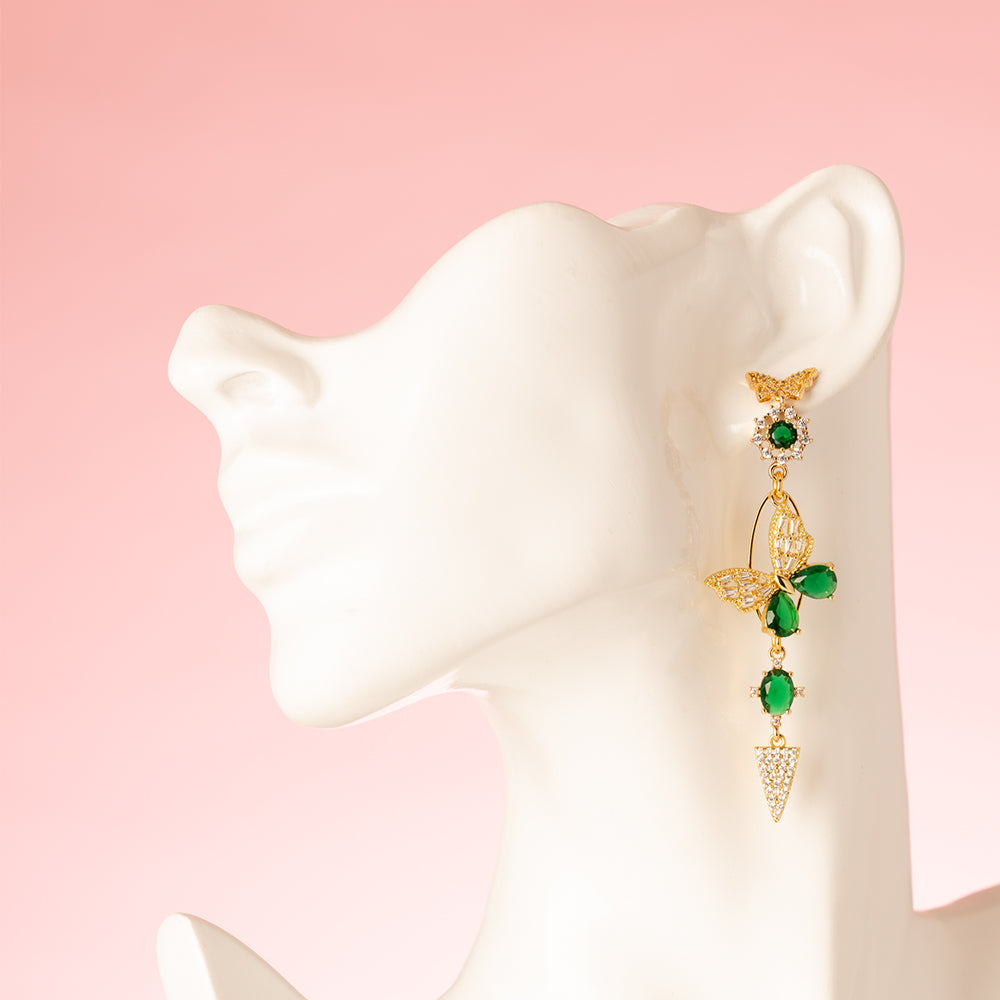 Asymmetrische Statement Oorbellen met zirkonia vlinder stekers. Diverse groen zirkonia en crystal glas stenen. En een groen vlinder