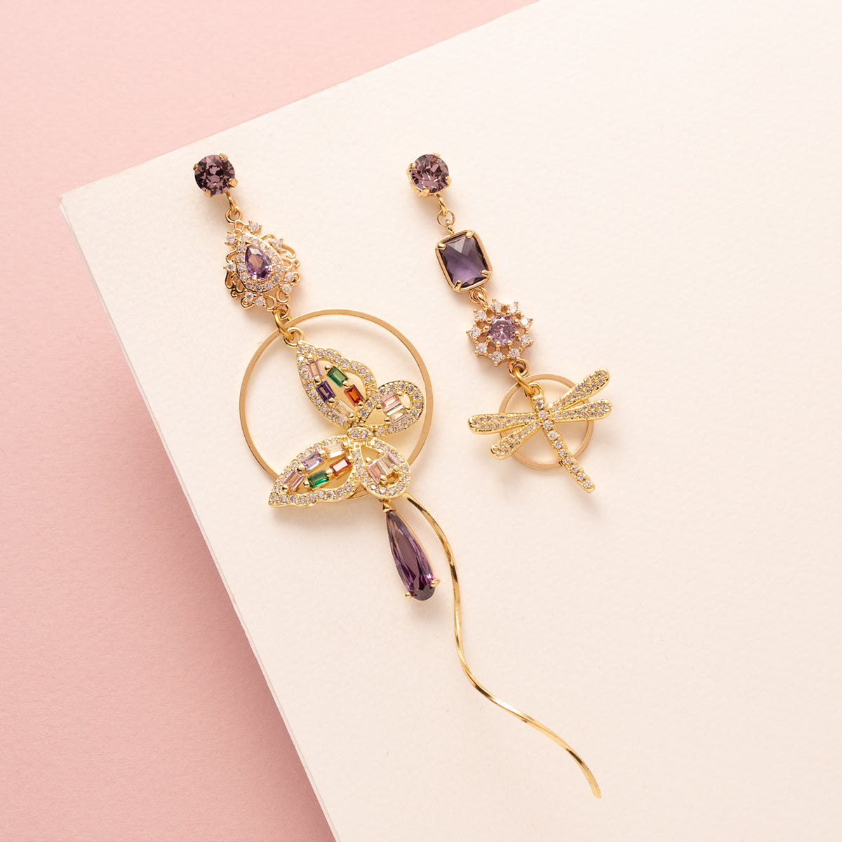 Asymmetrische Statement Oorbellen met Swarovski Oorstekers, vlinder en libelle in goud en paars