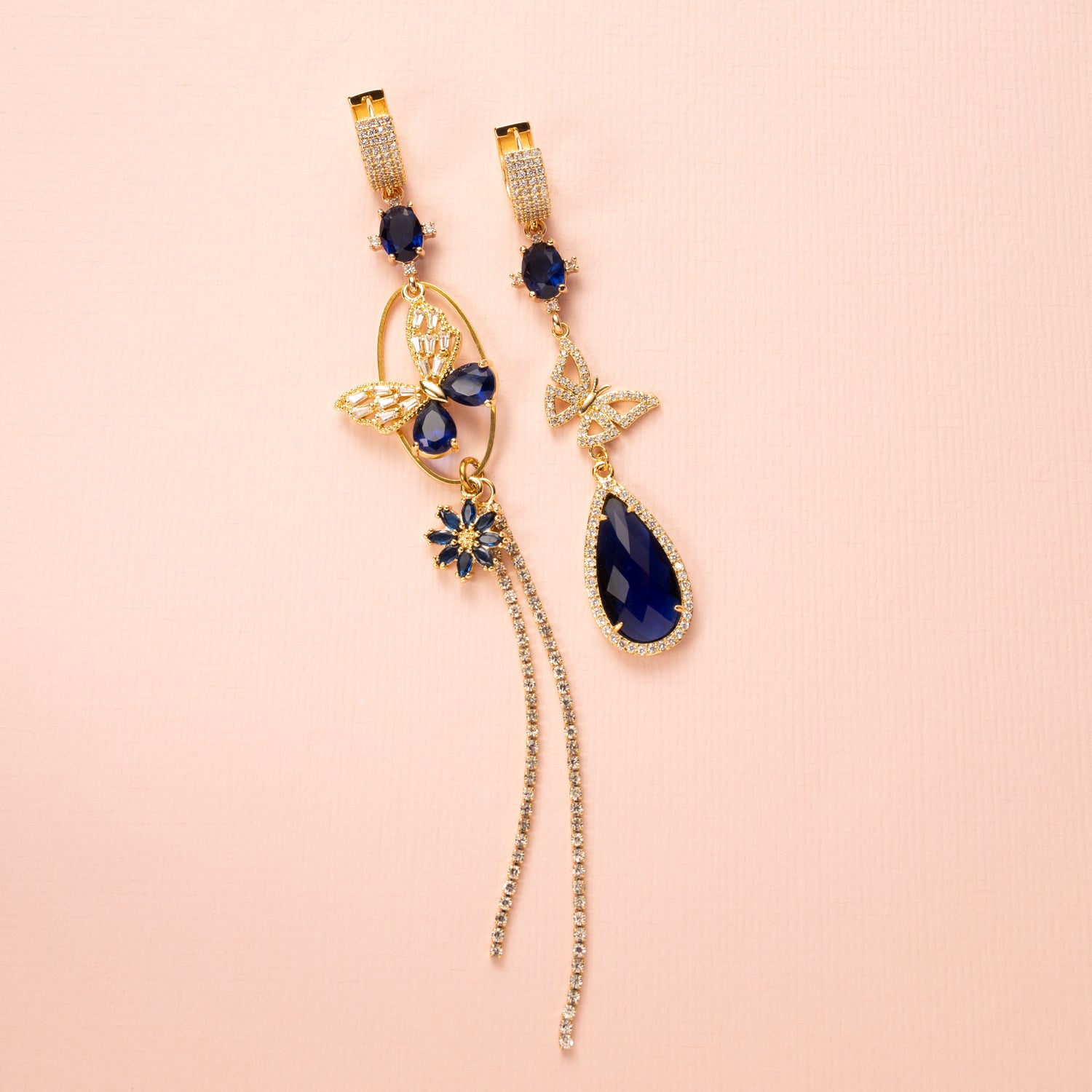 Blue Mirage zijn asymmetrische statement oorbellen voor de vrouw die durft op te vallen. Ze combineren zirkonia oorringen met diepblauwe en transparante vlinderaccenten, aangevuld met sprankelende blauwe zirkoniastenen. Het verrassende, asymmetrische ontwerp vangt het licht bij iedere beweging en onthult steeds nieuwe schitteringen.
De rijke, diepe blauwe tint geeft deze oorbellen een elegante, chique uitstraling. Perfect voor wie van verfijnde details houdt.