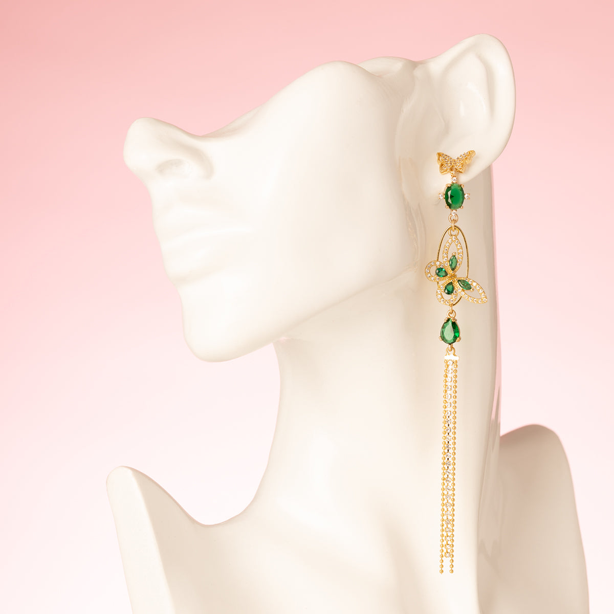 Asymmetrische Statement Oorbellen met zirkonia vlinder stekers. Diverse groen zirkonia en crystal glas stenen. En een groen vlinder