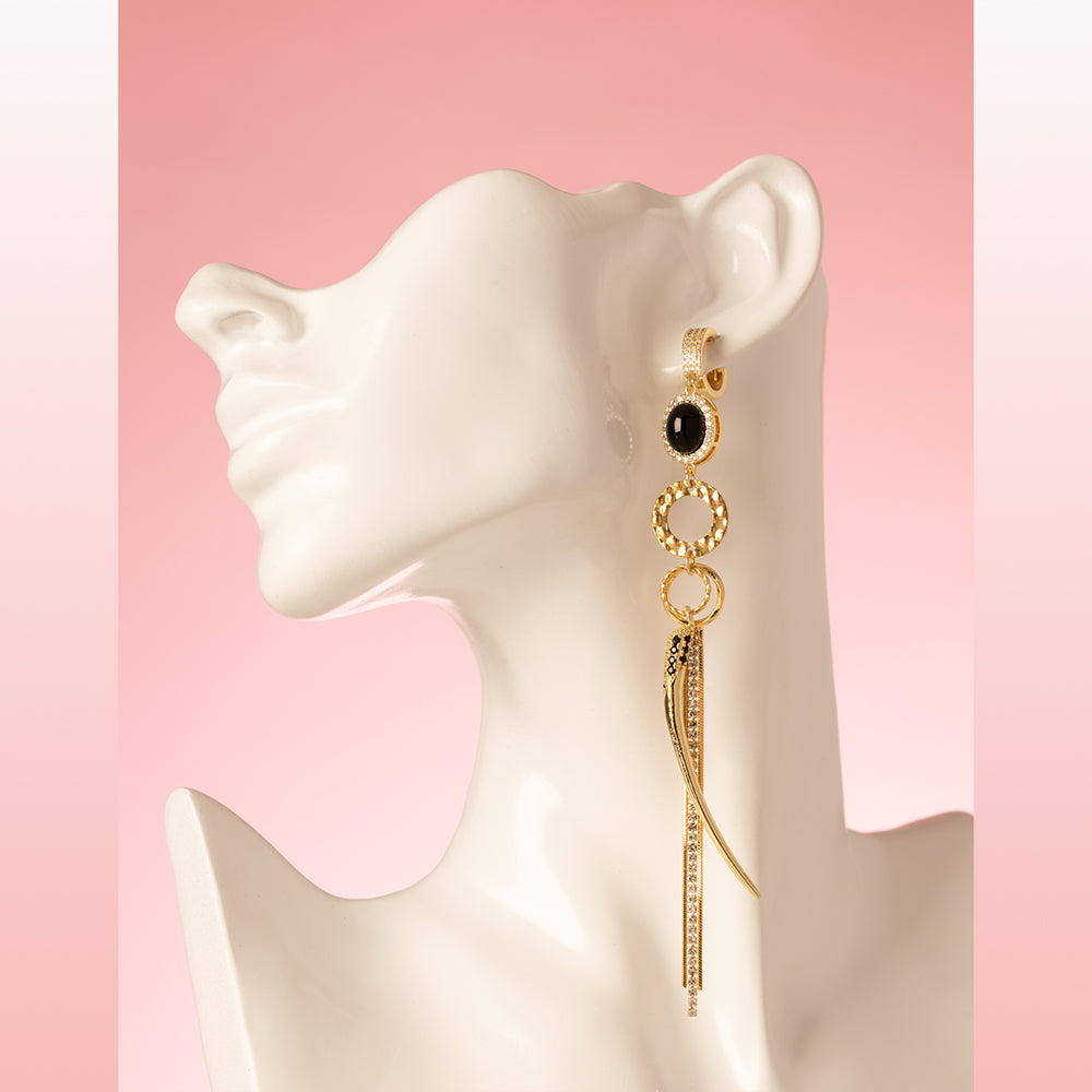 Gouden Asymmetrische, sluitbare zirkonia Statement Oorbellen met een zwarte panter en een tandbedel. Met zirkonia en crystal glas.