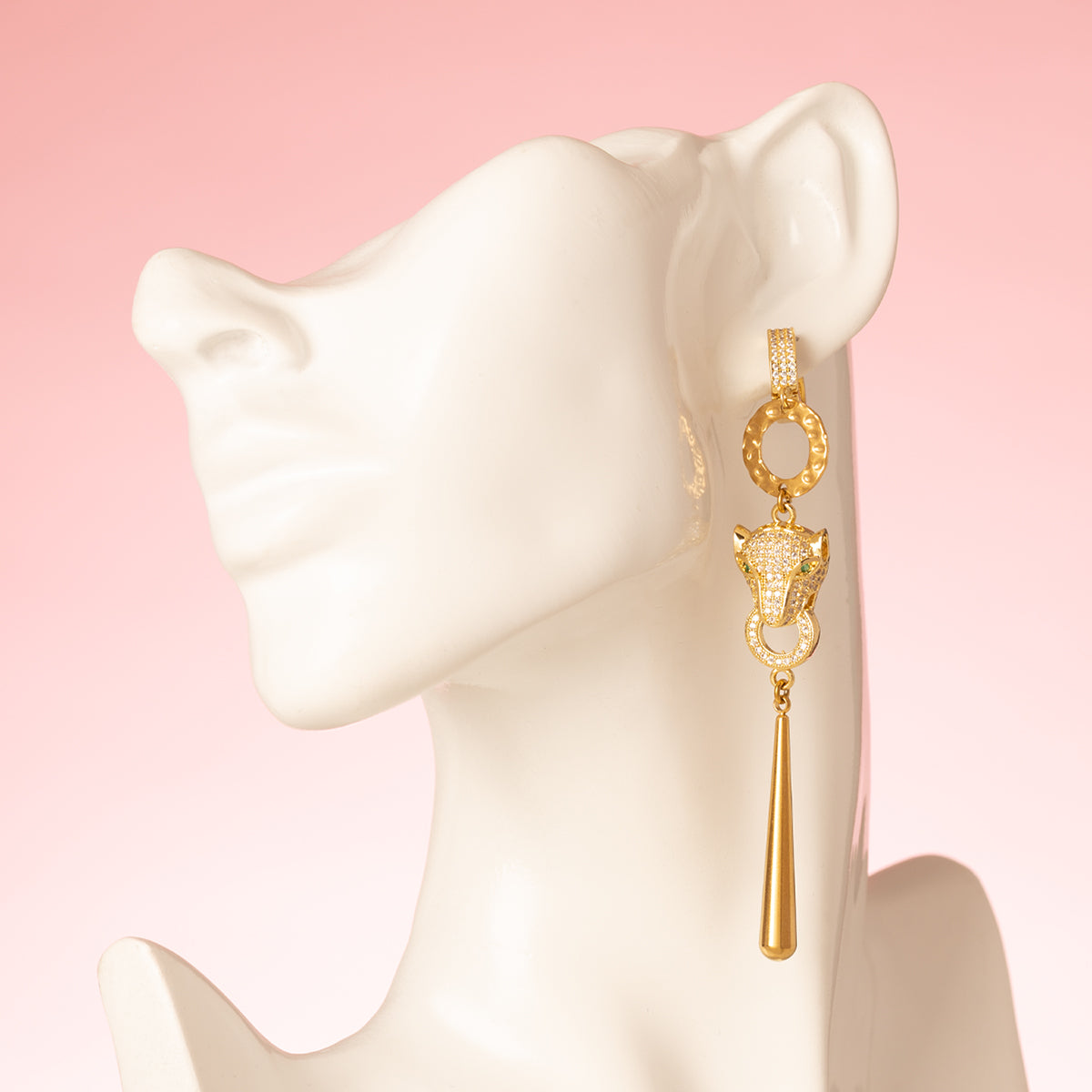 Asymmetrische statement oorbellen in goud met 2 zirkonia panters. Groot en opvallend. Stoer en chique.