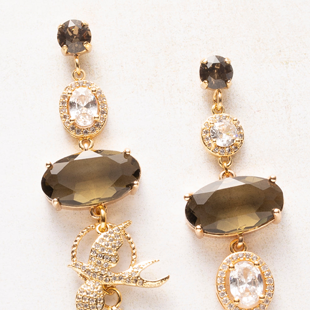 Asymmetrische statement oorbellen goud met Swarovski, kristalglas en zirkonia zwaluw in bruin – Skybird Elegance
