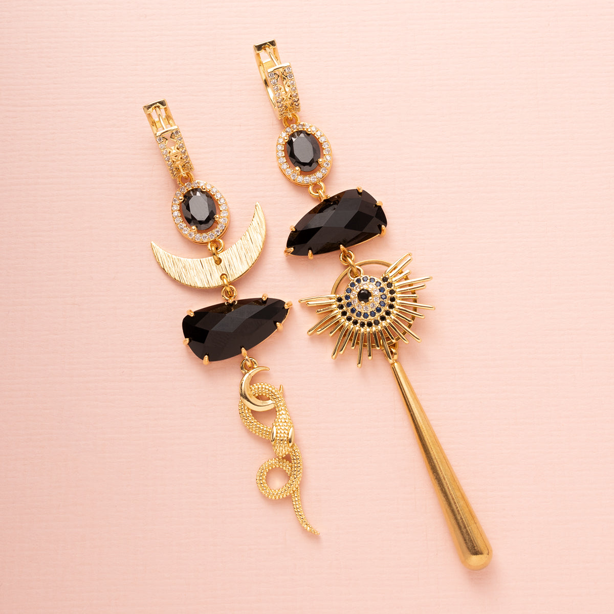 Deze asymmetrische statement oorbellen combineren mysterie en luxe in een gedurfd ontwerp. Met diepzwarte stenen die het licht op subtiele wijze vangen, en een sierlijke slang – het ultieme symbool van transformatie en kracht. De combinatie van stoer en elegant maakt deze oorbellen perfect voor vrouwen die durven opvallen. Een edgy eye-catcher die elke look naar een hoger niveau tilt! 