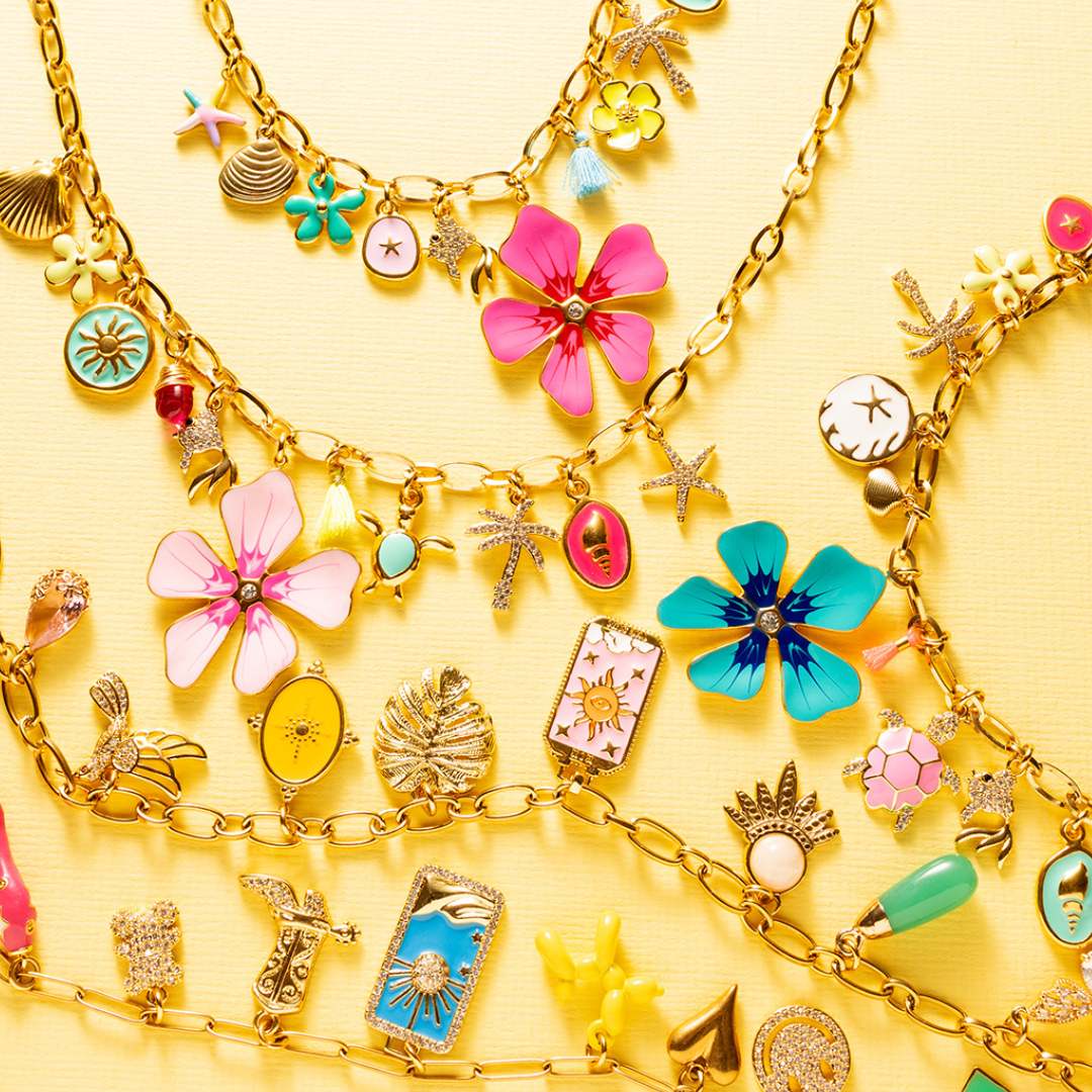 Deze bedelketting heeft een grote, gedurfde bloem in het midden, omringd door tropische bedels zoals een schelp, zeester, palmboom en vis. De kleurrijke elementen geven een zonnige uitstraling, waardoor deze ketting het perfecte accessoire is om een vleugje tropisch paradijs naar je stijl te brengen.