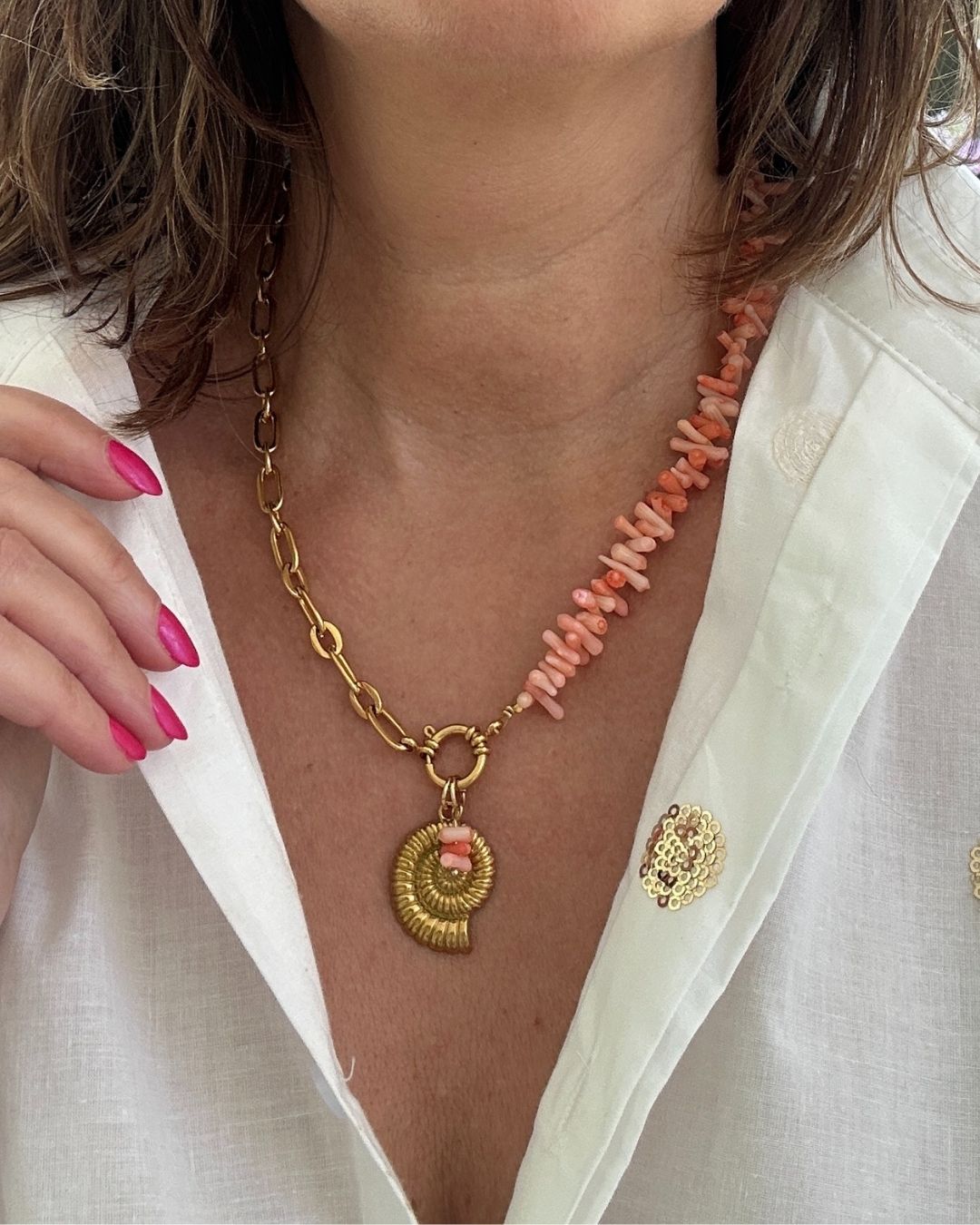 Ontdek de betoverende charme van deze ketting met Ocean Bamboo in licht (zalm) roze en een elegant boeislot aan de voorkant. Deze opvallende ketting bestaat uit twee delen: aan de ene kant de speelse Ocean Bamboe en aan de andere kant een schakelketting, wat samen een trendy en elegante uitstraling creëert.