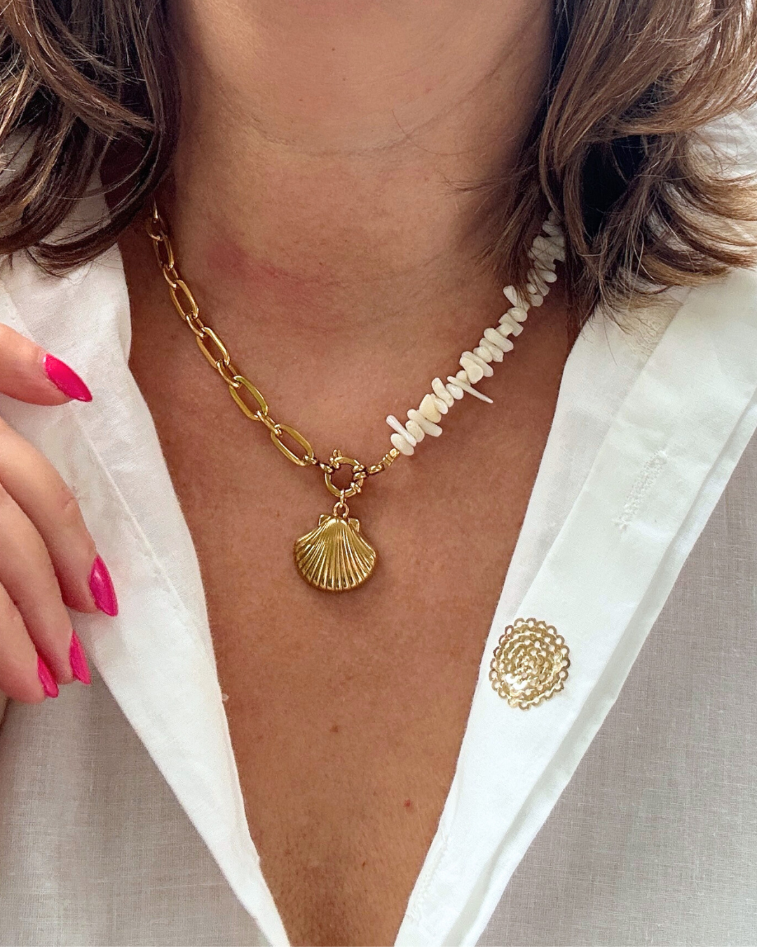 Ervaar de perfecte combinatie van elegantie en zomerse charme met de Ocean Bamboo Duo Ketting. Dit unieke sieraad bestaat uit twee delen: een zijde met natuurlijk wit Ocean Bamboo en een zijde met een grove goudkleurige schakelketting. In het midden schittert een elegant boeislot aan de voorkant, waaraan een verfijnde schelpbedel hangt.

De bedel is eenvoudig afneembaar, zodat je kunt variëren of het sieraad naar wens kunt personaliseren. 