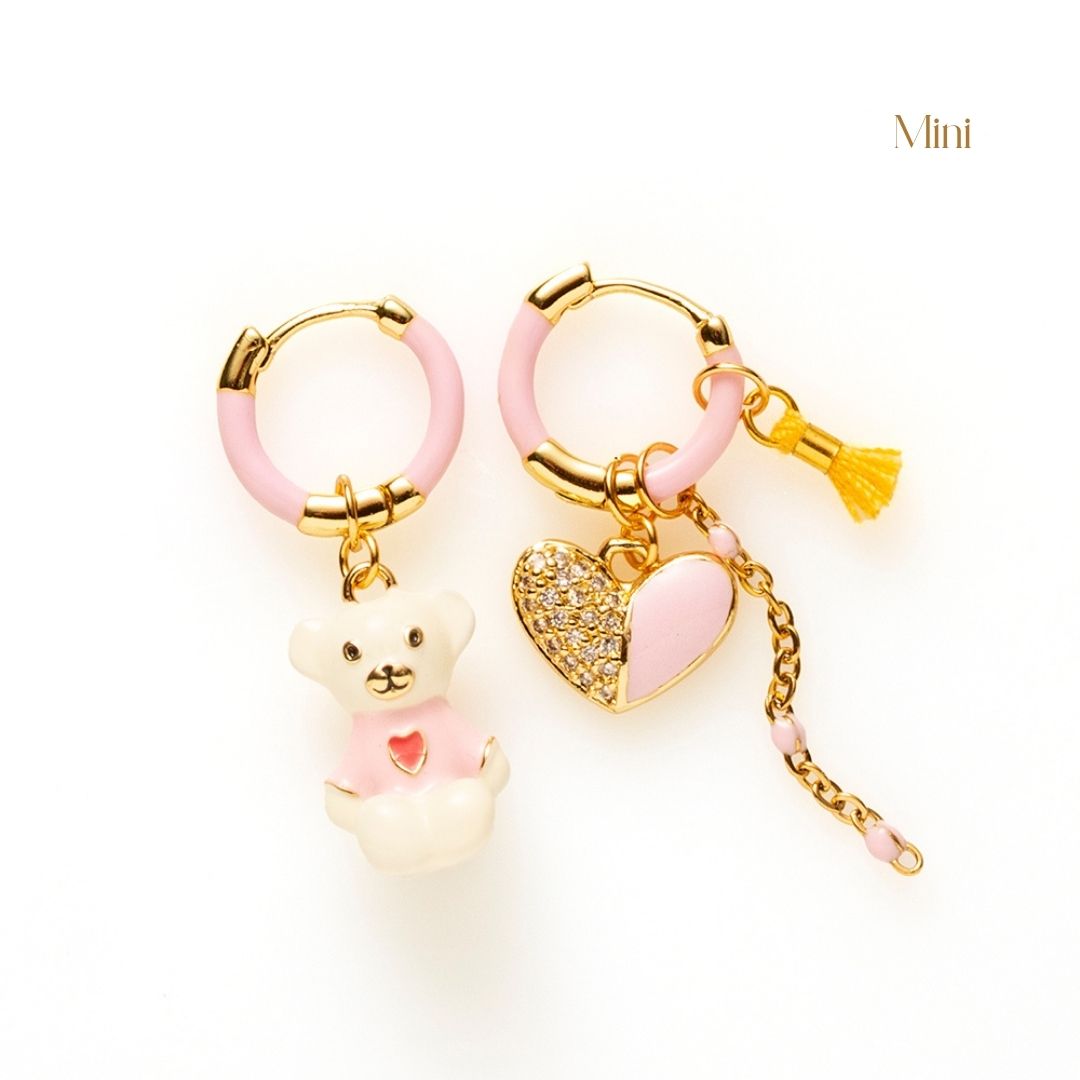 Voeg een sprankje kleur en een vleugje vreugde toe aan je dag met deze kleine gekleurde oorringen met vrolijke bedels.

Deze charmante, verfijnde variant is subtieler van formaat maar net zo speels en opvallend als de grotere versie. Dankzij de kleinere oorringen en bedels zijn ze perfect voor zowel kinderen als volwassenen. Ideaal om je outfit op een lichte, stijlvolle manier op te vrolijken en je een instant happy feeling te geven