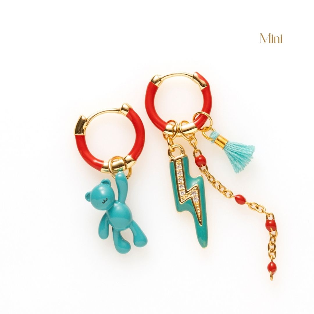 Voeg een sprankje kleur en een vleugje vreugde toe aan je dag met deze kleine gekleurde oorringen met vrolijke bedels.

Deze charmante, verfijnde variant is subtieler van formaat maar net zo speels en opvallend als de grotere versie. Dankzij de kleinere oorringen en bedels zijn ze perfect voor zowel kinderen als volwassenen. Ideaal om je outfit op een lichte, stijlvolle manier op te vrolijken en je een instant happy feeling te geven