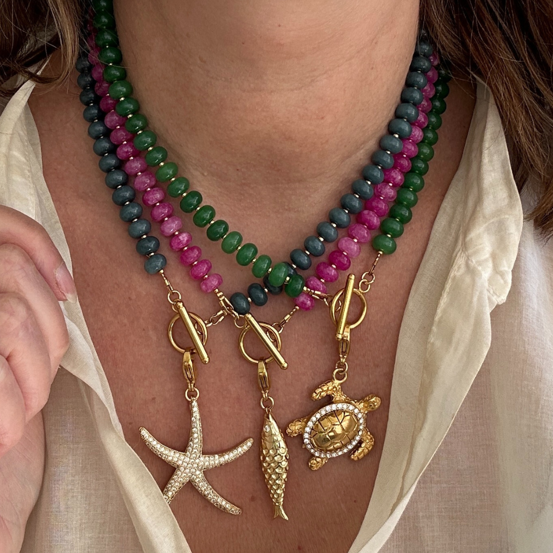 Deze natuursteen ketting is ontworpen als een veelzijdig statement piece met een verfijnde uitstraling. De ketting is afgewerkt met een kapittelslot aan de voorkant, wat niet alleen functioneel is maar ook een stijlvol designelement vormt.

Dankzij het front toggle ontwerp kun je de ketting op twee manieren dragen:

Met het slotje naar voren – draag het als subtiele eyecatcher of hang er een bedel aan voor een persoonlijke en speelse touch.

Met het slotje naar achteren – creëer een minimalistische, elegant