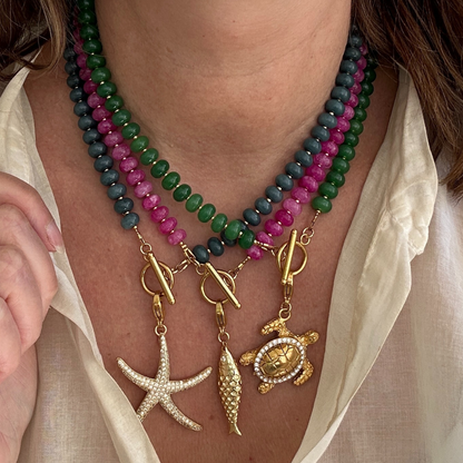 Koel en sereen als een mistige ochtend in IJsland.
De Iceland Mist ketting is gemaakt van jade kralen in een elegante donkerblauw/grijs&amp;nbsp;tint. Deze kleur straalt rust, balans en verfijning uit – perfect voor wie houdt van subtiele luxe met een moderne twist.