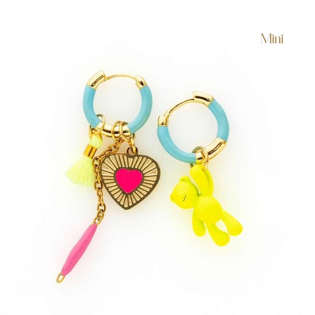 Voeg een sprankje kleur en een vleugje vreugde toe aan je dag met deze kleine gekleurde oorringen met vrolijke bedels.

Deze charmante, verfijnde variant is subtieler van formaat maar net zo speels en opvallend als de grotere versie. Dankzij de kleinere oorringen en bedels zijn ze perfect voor zowel kinderen als volwassenen. Ideaal om je outfit op een lichte, stijlvolle manier op te vrolijken en je een instant happy feeling te geven