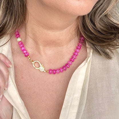 Eternal Jade Glow is een tijdloze natuursteen ketting die elegantie en kracht op een verfijnde manier samenbrengt. De ketting is gemaakt van jade en wordt afgewerkt met een opvallend groot zirkonia slot dat bewust aan de voorkant wordt gedragen. Dit detail geeft de ketting een luxe uitstraling en maakt haar tot een subtiel statement.

Dankzij het evenwichtige ontwerp is deze ketting moeiteloos te combineren. Draag haar op een blouse voor een verzorgde, professionele look of over een trui voor een stijlvolle