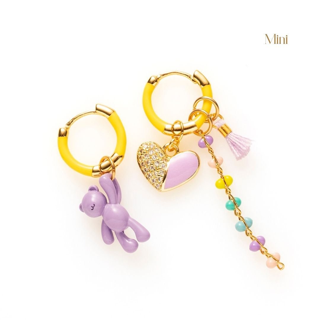 Voeg een sprankje kleur en een vleugje vreugde toe aan je dag met deze kleine gekleurde oorringen met vrolijke bedels.

Deze charmante, verfijnde variant is subtieler van formaat maar net zo speels en opvallend als de grotere versie. Dankzij de kleinere oorringen en bedels zijn ze perfect voor zowel kinderen als volwassenen. Ideaal om je outfit op een lichte, stijlvolle manier op te vrolijken en je een instant happy feeling te geven

