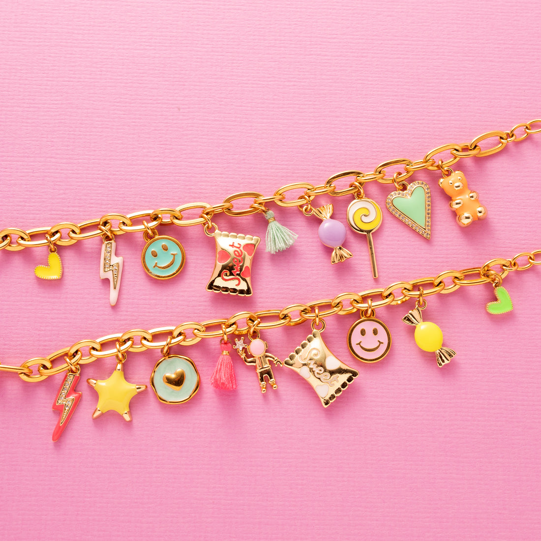 Happy Treats, de ultieme vrolijke bedelarmband voor iedereen die houdt van kleur, fun en een flinke dosis speelsheid. Deze kleurrijke armband zit vol snoepige bedels die je outfit meteen laten sprankelen: een hartje vol liefde, een bliksem voor power, een stralende smiley, een schattige snoepzak, een mini-snoepje, een vrolijke lolly, nog een hartje én een knuffelbaar beertje.