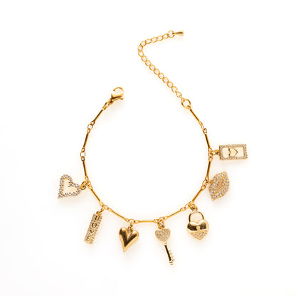 Ontdek de Whispers of Love armband, een verfijnde bedelarmband vol betekenis. De zorgvuldig gekozen bedels – van hartjes en lipjes tot een sierlijke sleutel – maken dit sieraad tot een prachtige mix van elegantie en speelsheid. Deze armband is perfect om cadeau te geven aan iemand die je liefhebt of als bijzondere toevoeging aan je eigen sieradencollectie.