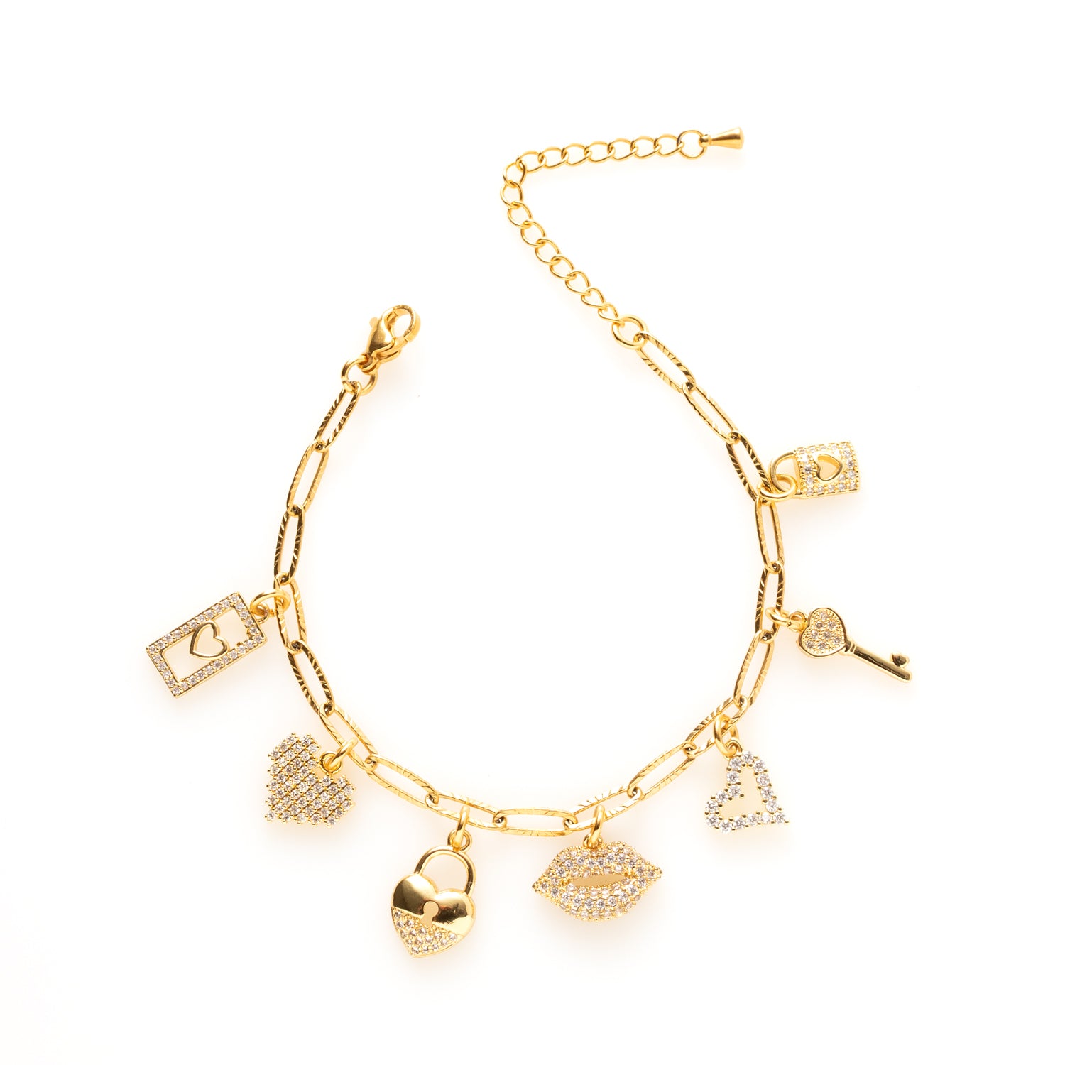 Geef je look een romantische twist met de Key to my heart armband. Deze stijlvolle armband is een combinatie van hartjes, kussende lipjes en een klassieke sleutel, ontworpen om de liefde en te vieren. Met zijn tijdloze en speelse uitstraling past deze armband perfect bij elke gelegenheid. Een prachtige keuze voor jezelf of een dierbare!