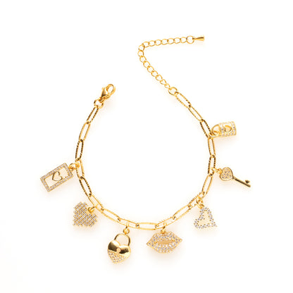 Geef je look een romantische twist met de Key to my heart armband. Deze stijlvolle armband is een combinatie van hartjes, kussende lipjes en een klassieke sleutel, ontworpen om de liefde en te vieren. Met zijn tijdloze en speelse uitstraling past deze armband perfect bij elke gelegenheid. Een prachtige keuze voor jezelf of een dierbare!