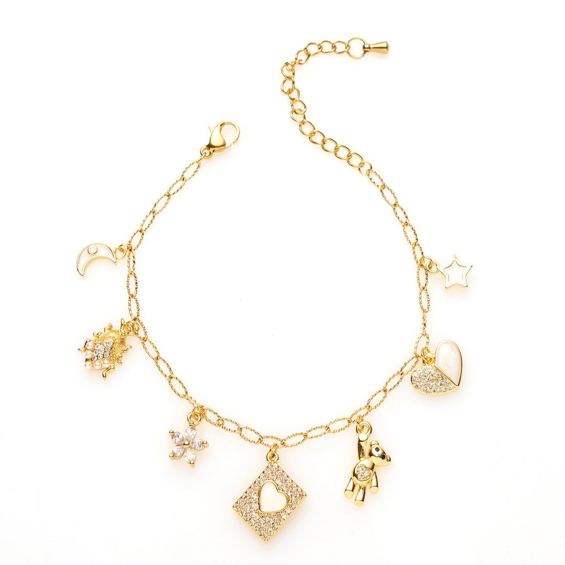 Droom weg met Sweet Dreams, een betoverende bedelarmband waarin speelsheid, symboliek en elegantie samenkomen. Deze gouden armband is versierd met fijne witte bedels die elk hun eigen verhaal vertellen: een maantje voor nachtelijke dromen, een kever als geluksbrenger, een bloem als symbool voor groei, een mini-boekje voor jouw mooiste herinneringen, een schattig beertje voor zachtheid, een hartje voor liefde en een ster die staat voor hoop en licht.