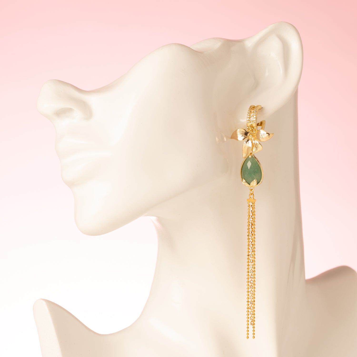 Stralend, sierlijk en met een natuurlijke luxe – Green Grace&amp;nbsp;is een echte eyecatcher voor wie durft te schitteren. De sprankelende zirkonia oorringen geven meteen een vleugje glamour, terwijl de gouden bloem en het subtiele zirkonia sliertje zorgen voor een verfijnde elegantie. De natuurlijke groene aventurijn druppel maakt het geheel af met een kalme, vrouwelijke energie.