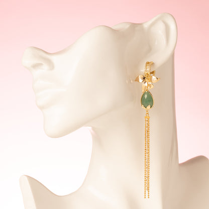 Stralend, sierlijk en met een natuurlijke luxe – Green Grace&amp;nbsp;is een echte eyecatcher voor wie durft te schitteren. De sprankelende zirkonia oorringen geven meteen een vleugje glamour, terwijl de gouden bloem en het subtiele zirkonia sliertje zorgen voor een verfijnde elegantie. De natuurlijke groene aventurijn druppel maakt het geheel af met een kalme, vrouwelijke energie.