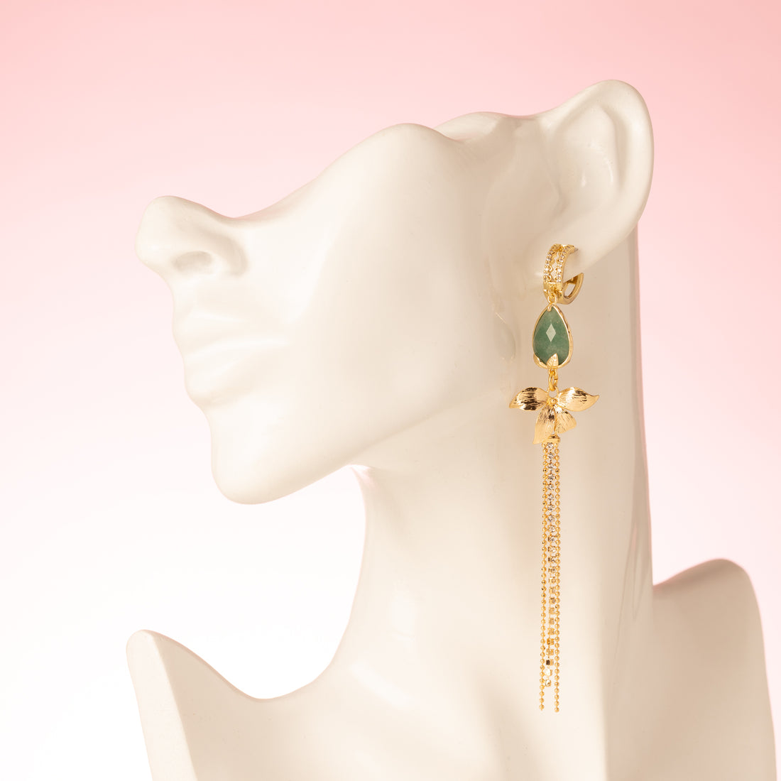 Stralend, sierlijk en met een natuurlijke luxe – Green Grace&amp;nbsp;is een echte eyecatcher voor wie durft te schitteren. De sprankelende zirkonia oorringen geven meteen een vleugje glamour, terwijl de gouden bloem en het subtiele zirkonia sliertje zorgen voor een verfijnde elegantie. De natuurlijke groene aventurijn druppel maakt het geheel af met een kalme, vrouwelijke energie.