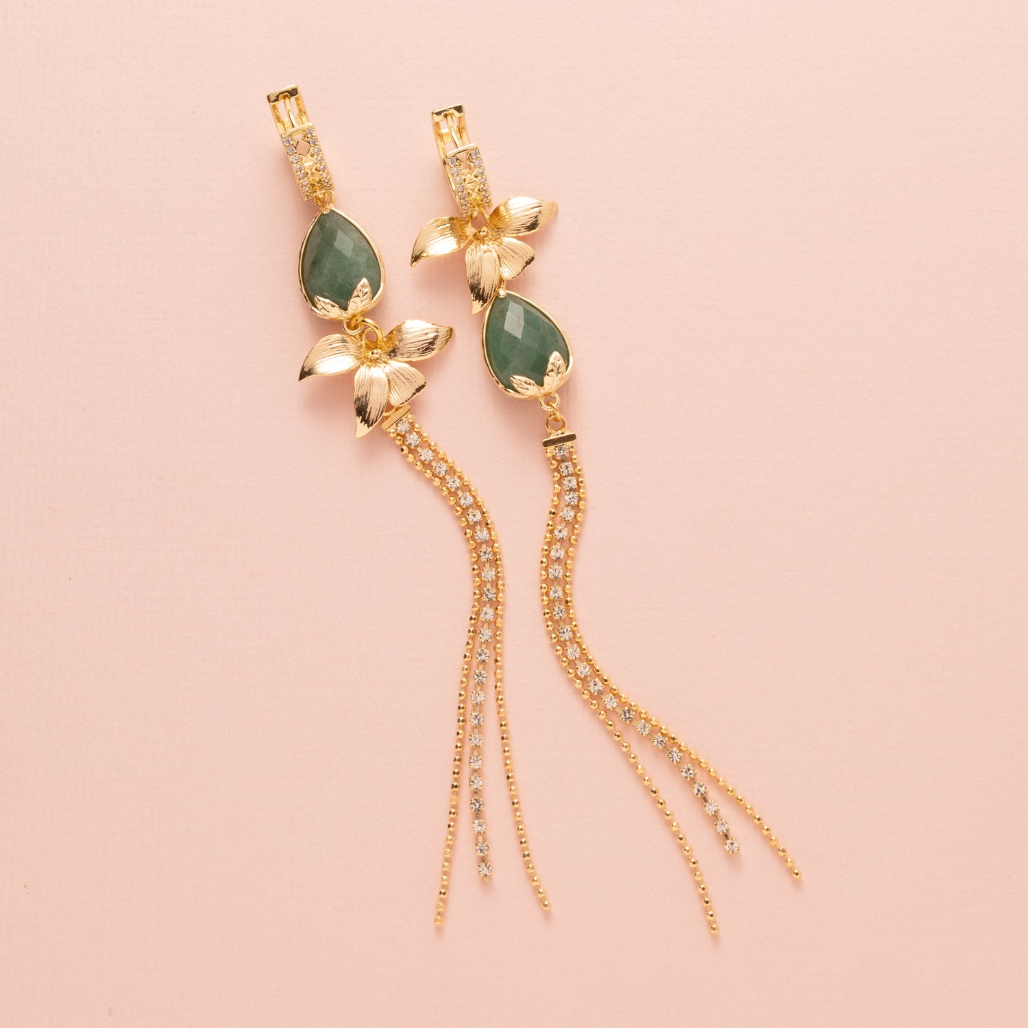Stralend, sierlijk en met een natuurlijke luxe – Green Grace&amp;nbsp;is een echte eyecatcher voor wie durft te schitteren. De sprankelende zirkonia oorringen geven meteen een vleugje glamour, terwijl de gouden bloem en het subtiele zirkonia sliertje zorgen voor een verfijnde elegantie. De natuurlijke groene aventurijn druppel maakt het geheel af met een kalme, vrouwelijke energie.