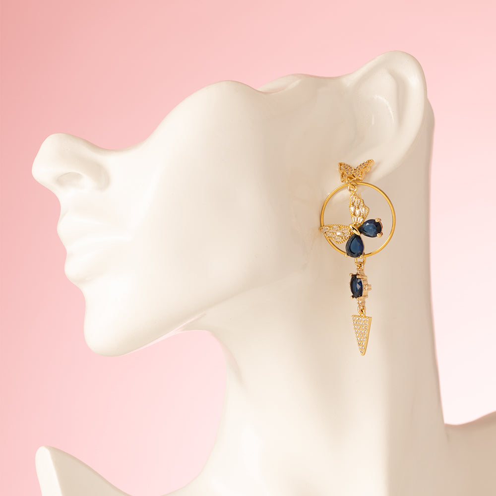 18kt Gold Plated Asymmetrisch Vlinder oorbellen met een vlinder  in donkerblauw