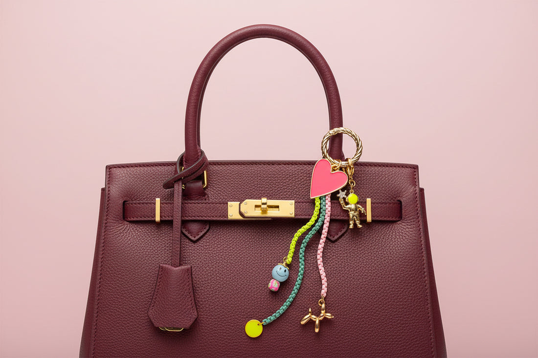 Geef je tas een eigenzinnige upgrade met deze opvallende bag charm, dé trend van dit moment waar je niet omheen kunt. Met een groot gekleurd hart, een smiley, Balloon Dog en een schattig astronautje straalt deze charm pure fun en persoonlijkheid uit.

Je klikt ‘m in een handomdraai aan je tas, rugzak of sleutelbos. Perfect om jouw look nét dat beetje extra te geven. De kleurrijke combinatie en eigenzinnige details zorgen voor een instant happiness-gevoel, elke keer als je ‘m ziet bungelen.