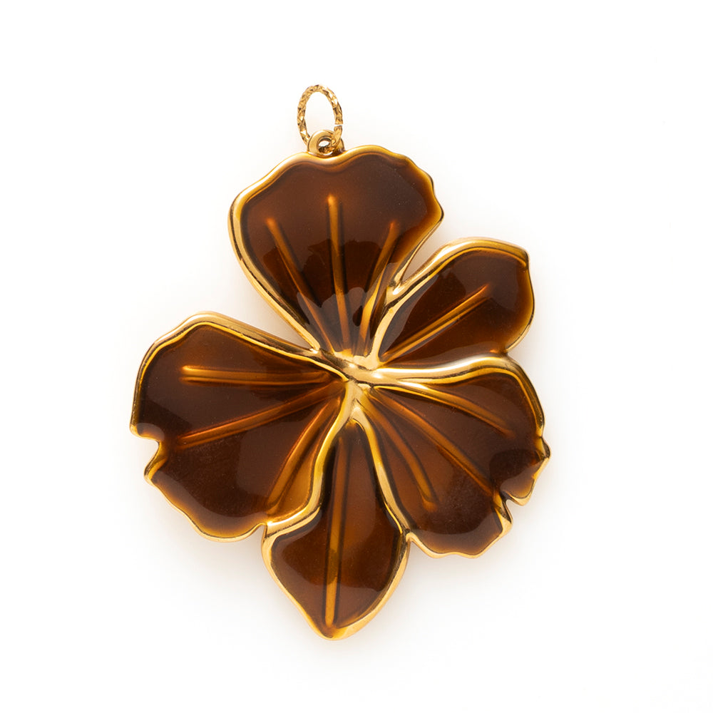 Hazel Bloom valt meteen op: een grote bloemvormige bedel in een warme, glanzende bruintint, met gouden nerven die elk blaadje accentueren. Stoer van formaat, verfijnd in afwerking.

Deze eyecatcher maakt van elke ketting een statement piece. Bevestig &