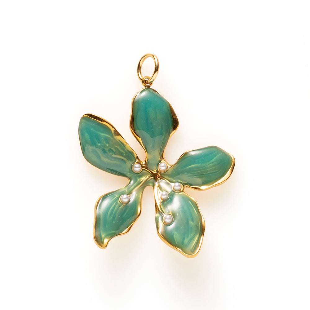 Sea Blossom is een bloemvormige bedel in een turquoise/groene tint, subtiel afgewerkt met een gouden randje. In het hart van de bloem schitteren kleine imitatie pareltjes, een verfijnd detail dat het geheel net dat beetje bijzonders geeft.

Opvallend genoeg om op te vallen, verfijnd genoeg voor elke dag. Bevestig &