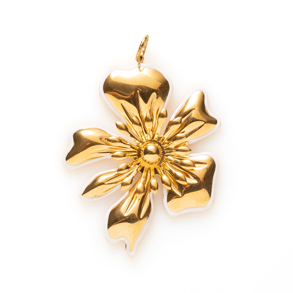 Statement Flower is precies wat de naam belooft: een grote, gouden bloem die niet onopgemerkt blijft. Het fijne witte randje langs elk blaadje geeft net dat beetje extra finesse aan een verder gedurfd ontwerp.

Een echte eyecatcher voor wie houdt van opvallende sieraden zonder in te leveren op elegantie. Bevestig &