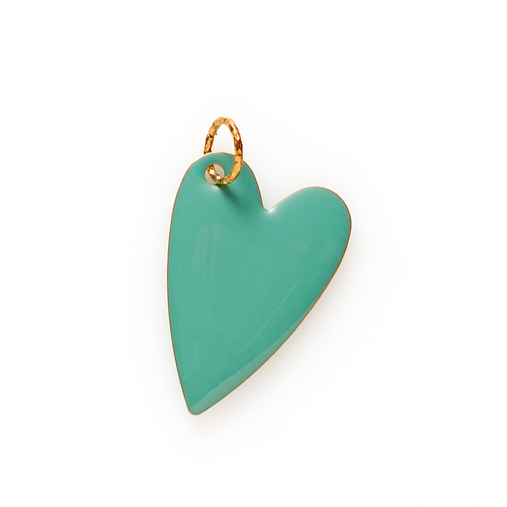 Deze bedel brengt een fris kleuraccent naar elke look: een hartje in levendig turquoise emaille, 30x21mm groot en met een gladde, glanzende afwerking. Speels van vorm, verfijnd in uitvoering, een subtiele eyecatcher die je in een handomdraai aan je ketting met boeisluiting hangt.