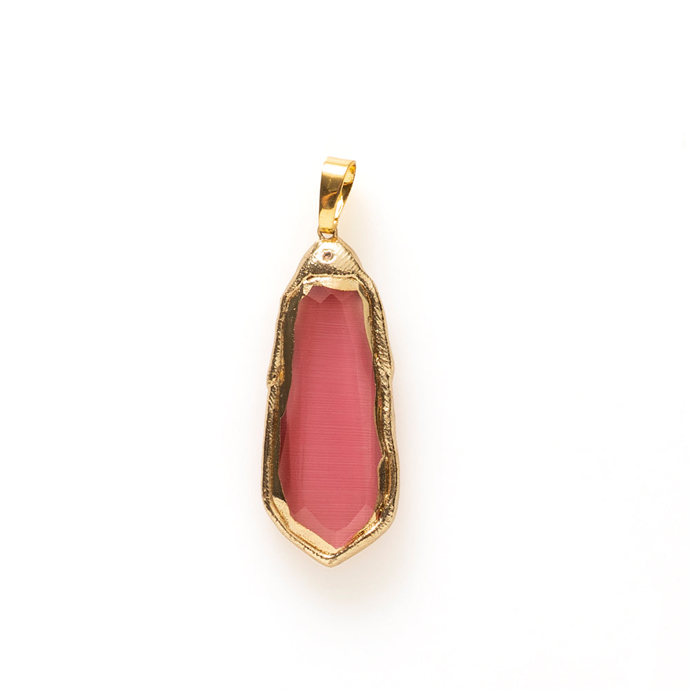Deze bedel valt op door de zachte rood/roze gloed van het glas (cat&