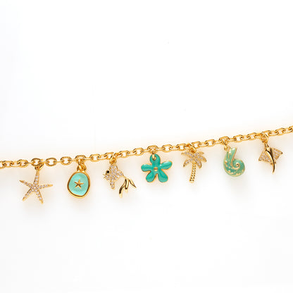 De glamour van de kust, gevangen in één armband. Riviera Tide straalt elegantie uit met speelse maritieme details die doen denken aan lange strandwandelingen en stijlvolle beach clubs. Draag hem solo voor een verfijnde look of combineer hem met andere armbanden voor een trendy, zomerse uitstraling. Een klein vakantiegevoel om elke dag te dragen.