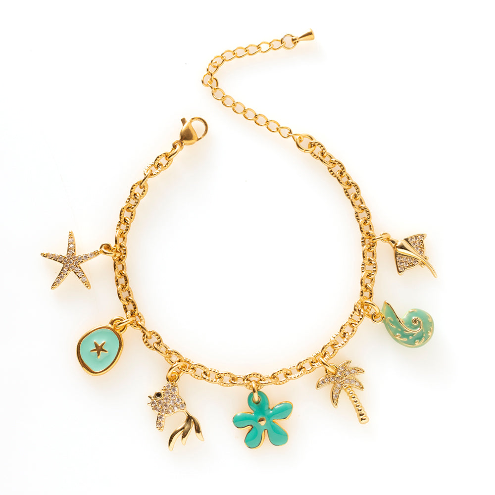 De glamour van de kust, gevangen in één armband. Riviera Tide straalt elegantie uit met speelse maritieme details die doen denken aan lange strandwandelingen en stijlvolle beach clubs. Draag hem solo voor een verfijnde look of combineer hem met andere armbanden voor een trendy, zomerse uitstraling. Een klein vakantiegevoel om elke dag te dragen.