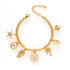 Geïnspireerd door de rust en schoonheid van de oceaan. Ocean Muse brengt verfijnde charme samen met speelse details, waardoor deze bedelarmband zowel stijlvol als verrassend is. Een subtiele eyecatcher die je outfit direct een frisse, zomerse uitstraling geeft.