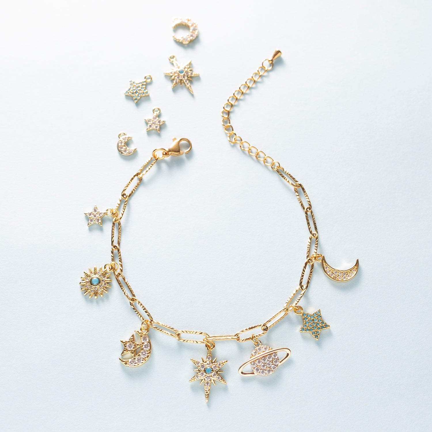 Laat je meenemen in de magische wereld van de kosmos met deze elegante, handgemaakte bedelarmband. Cosmic Harmony is fijn van vorm maar rijk aan betekenis: de armband is versierd met zeven zirkonia bedels — ster, zon, maan en planeet — elk subtiel sprankelend en zorgvuldig geselecteerd voor hun tijdloze, hemelse uitstraling.

Of je nu een liefde hebt voor alles wat met de sterrenhemel te maken heeft, of gewoon houdt van een sieraad dat elegantie en mystiek moeiteloos combineert, deze armband vormt een prach