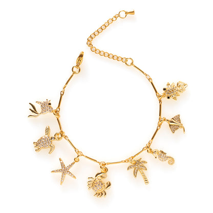 Sea Story brengt de rust en schoonheid van de zee samen in één elegante bedelarmband. Deze handgemaakte armband is afgewerkt met fonkelende zirkonia bedels van een visje, schildpad, zeester, krab, palmboom, zeepaardje, rog en vis.

Elke bedel staat symbool voor zomerse dagen aan zee, vrijheid en bijzondere herinneringen. De verfijnde details en subtiele glans geven de armband een tijdloze uitstraling, waardoor je hem moeiteloos combineert met andere sieraden of juist als blikvanger draagt.