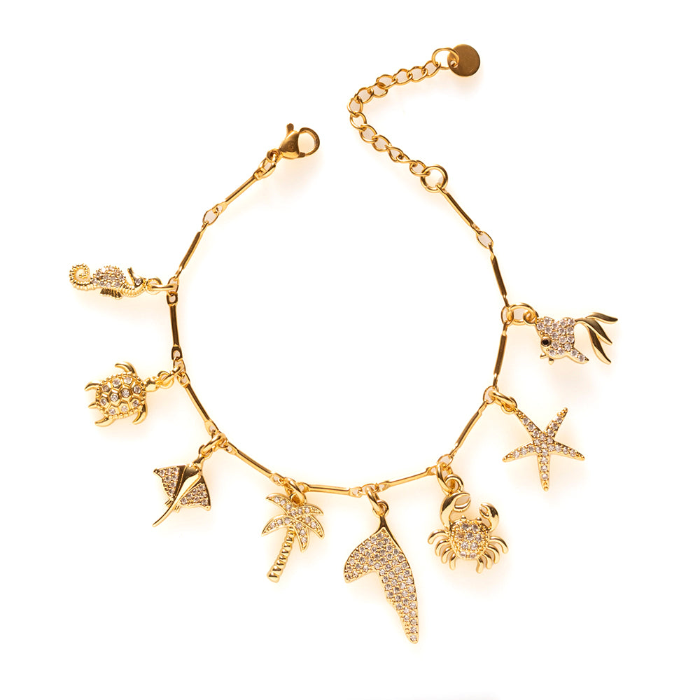 Draag de magie van de zee altijd met je mee. De Ocean Treasure Bedelarmband is een elegante armband vol verfijnde bedels met fonkelende zirkonia steentjes. Het zeepaardje, de schildpad, rog, palmboom, walvisstaart, krab, zeester en het visje vertellen samen een verhaal van zon, vrijheid en onvergetelijke zomerdagen.

Deze tijdloze bedelarmband is met liefde samengesteld en vormt een prachtig aandenken aan een bijzondere vakantie of een mooie herinnering aan de zee. Dankzij de subtiele glans en sprankelende 