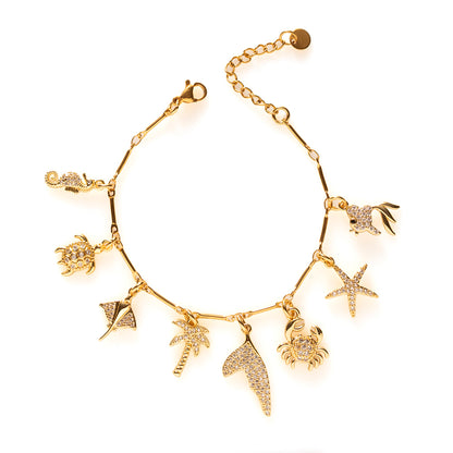 Draag de magie van de zee altijd met je mee. De Ocean Treasure Bedelarmband is een elegante armband vol verfijnde bedels met fonkelende zirkonia steentjes. Het zeepaardje, de schildpad, rog, palmboom, walvisstaart, krab, zeester en het visje vertellen samen een verhaal van zon, vrijheid en onvergetelijke zomerdagen.

Deze tijdloze bedelarmband is met liefde samengesteld en vormt een prachtig aandenken aan een bijzondere vakantie of een mooie herinnering aan de zee. Dankzij de subtiele glans en sprankelende 