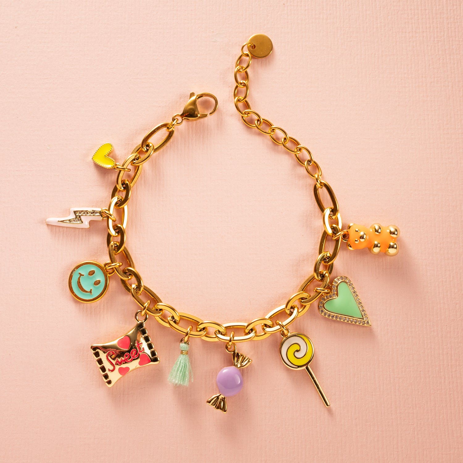 Happy Treats, de ultieme vrolijke bedelarmband voor iedereen die houdt van kleur, fun en een flinke dosis speelsheid. Deze kleurrijke armband zit vol snoepige bedels die je outfit meteen laten sprankelen: een hartje vol liefde, een bliksem voor power, een stralende smiley, een schattige snoepzak, een mini-snoepje, een vrolijke lolly, nog een hartje én een knuffelbaar beertje.