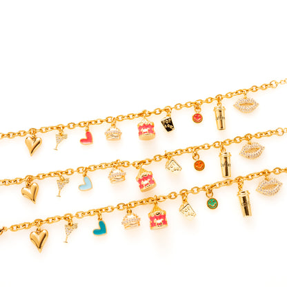 Voeg wat speelse energie toe aan je look met de Burgers &amp;amp; Fun bedelarmband! Deze vrolijke armband zit vol charmante bedels die de ultieme mix van gezelligheid en glamour vormen. Van een lief hartje en cocktailglas tot een hamburger, carrousel, popcorn, smiley, koffiebeker en lipjes – elke bedel brengt zijn eigen dosis plezier en karakter.